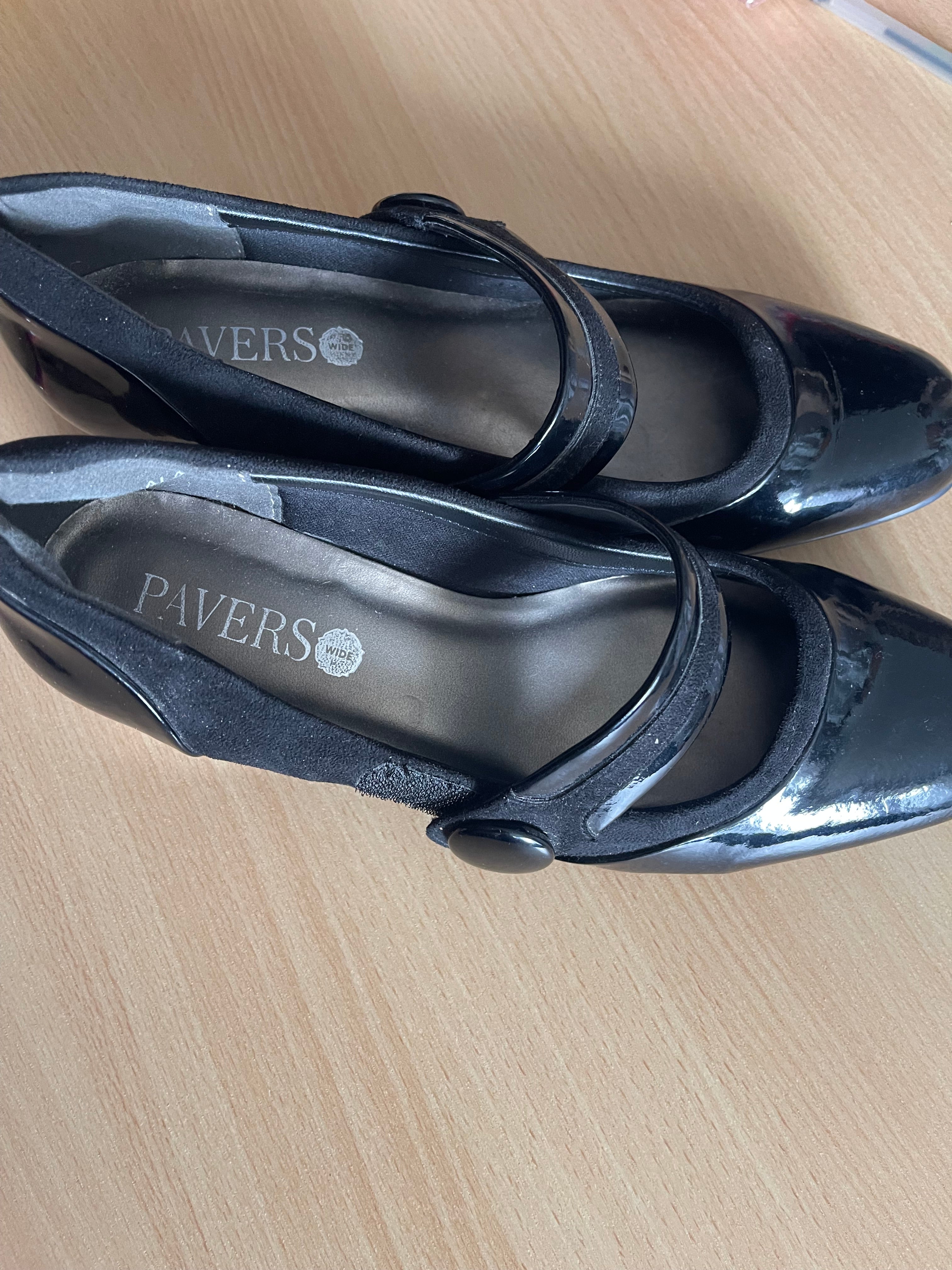 Stylish women’s Pavers shoes in black, with a glossy patent finish and a secure Mary Jane strap. 👠