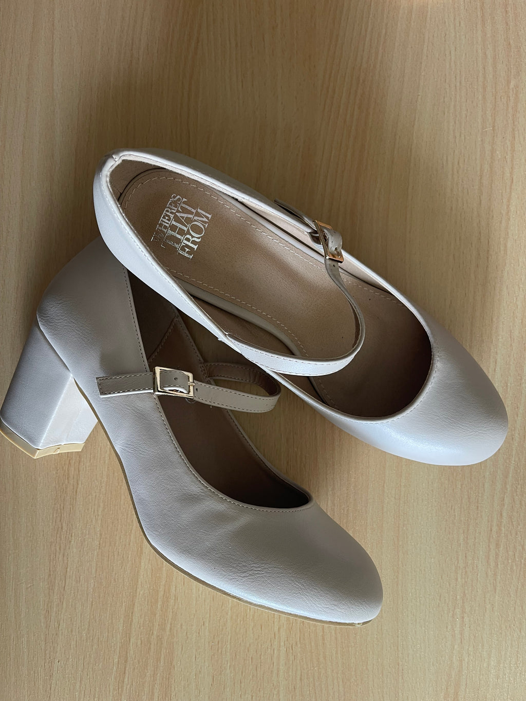 Elegant women’s cream heels with a rounded toe and adjustable ankle strap. 👠