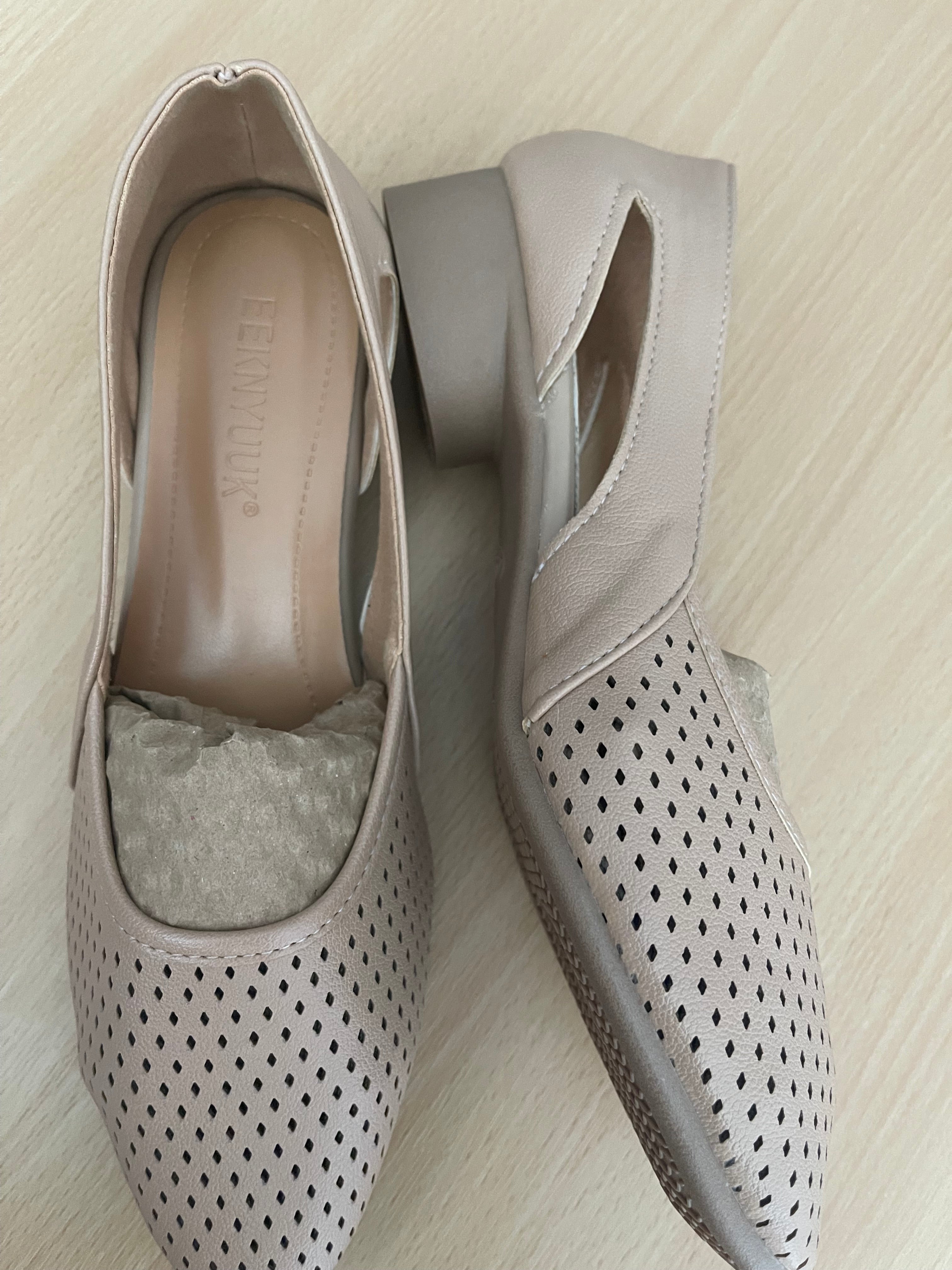 EEKNYUUK Women’s Beige Perforated Flats – EU 40 – New