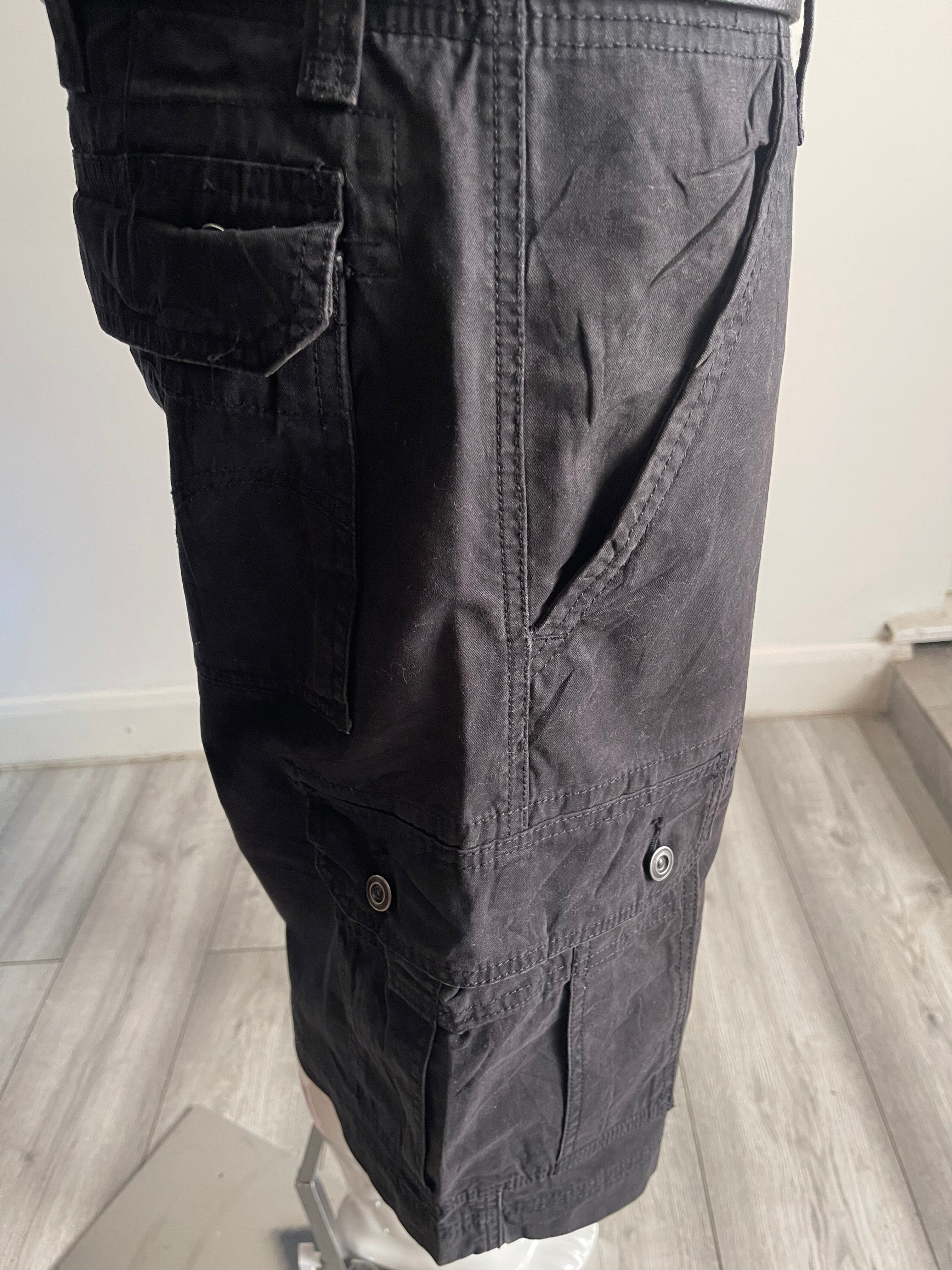 🖤 Levi’s Cargo Shorts – Black – W38