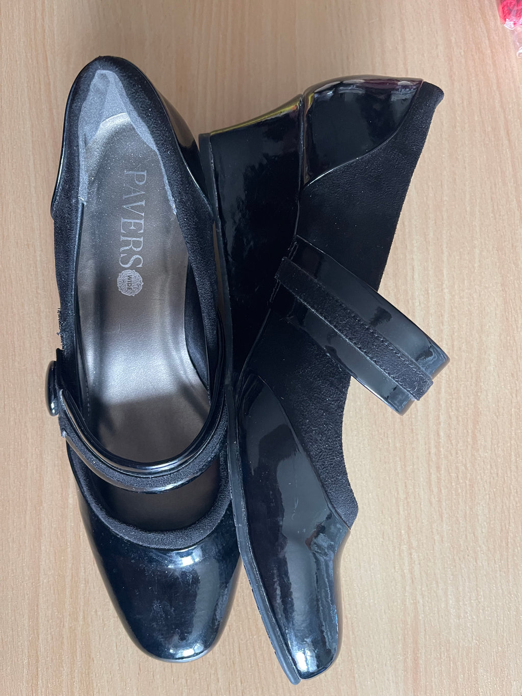 Stylish women’s Pavers shoes in black, with a glossy patent finish and a secure Mary Jane strap. 👠