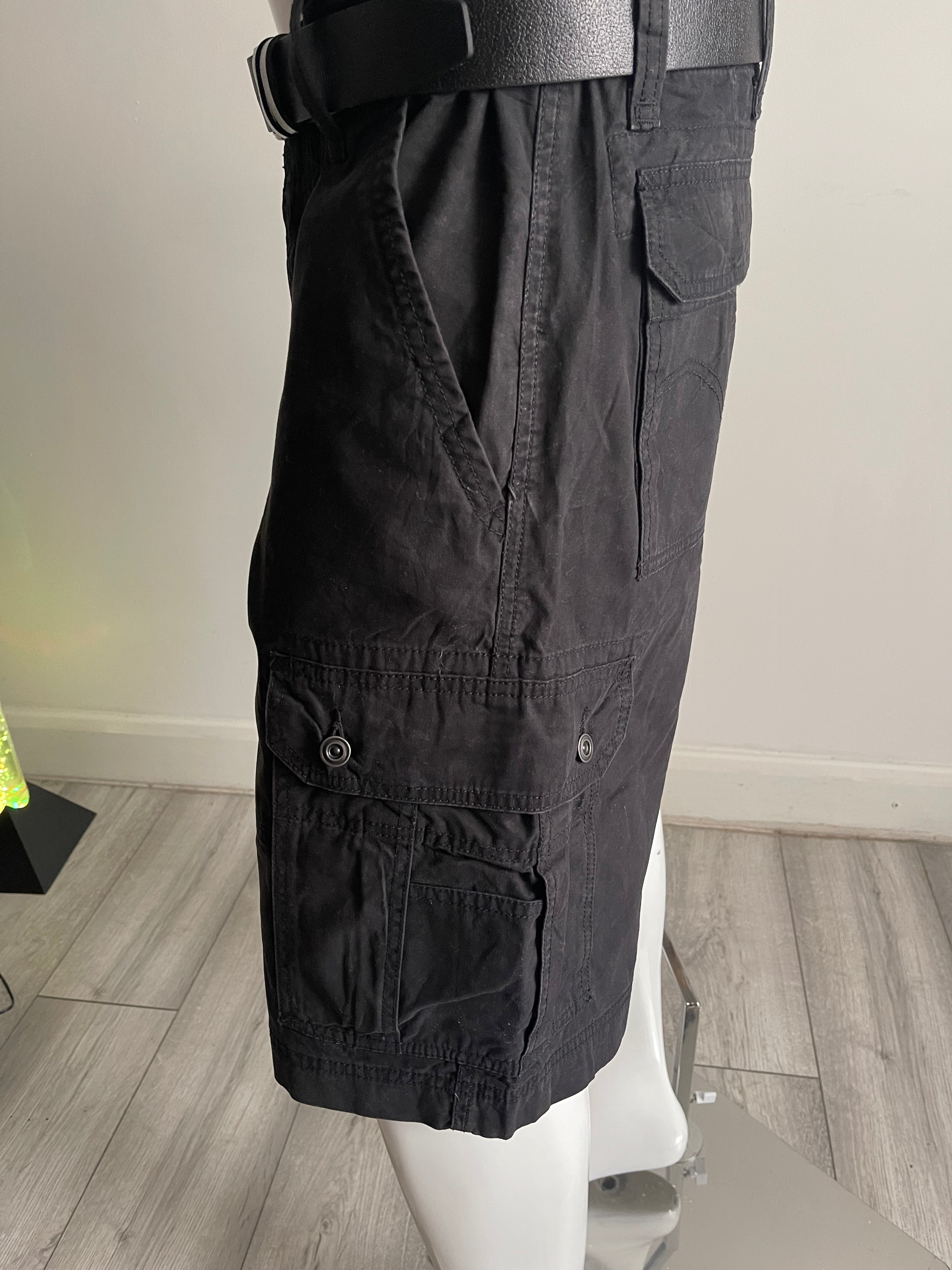 🖤 Levi’s Cargo Shorts – Black – W38
