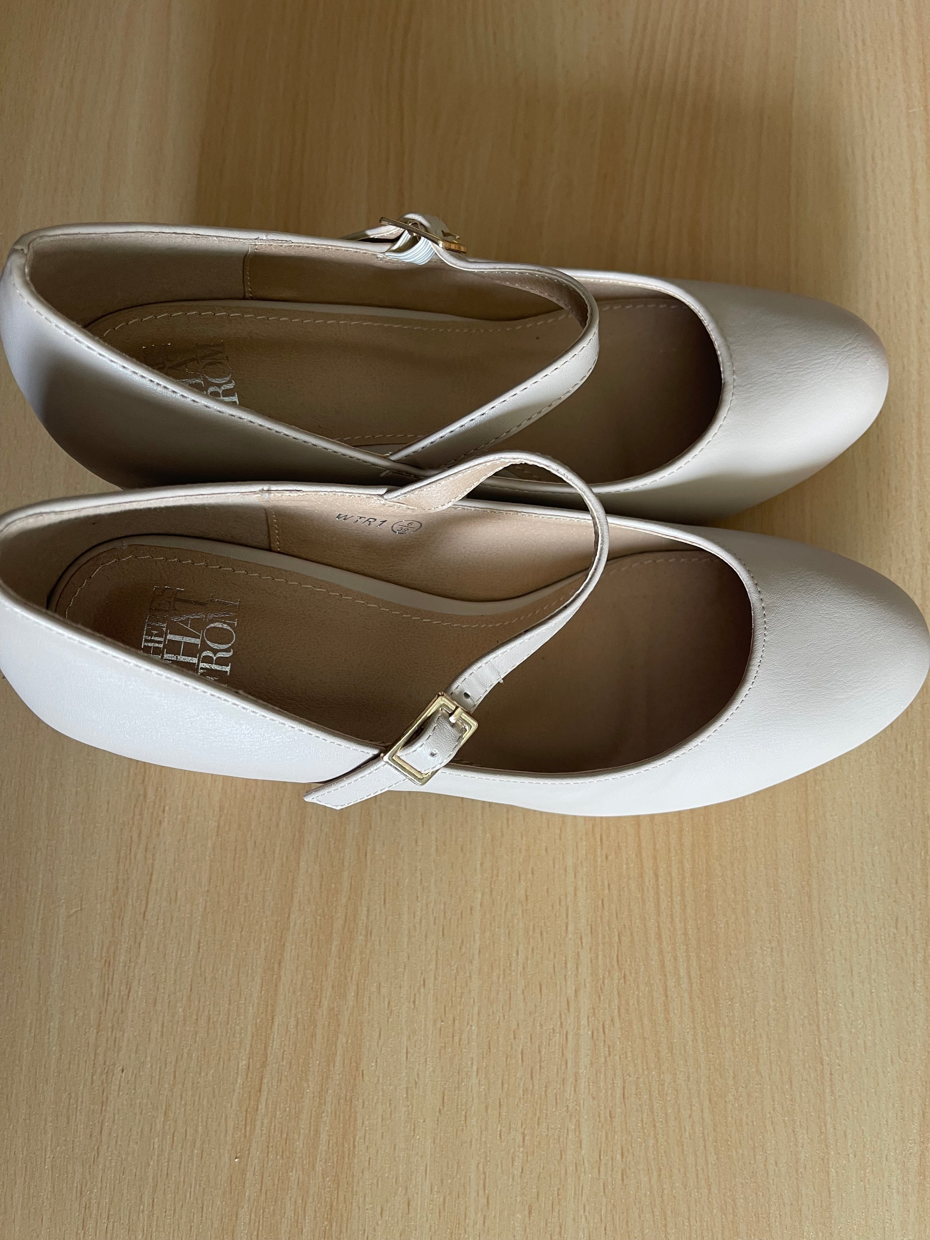 Elegant women’s cream heels with a rounded toe and adjustable ankle strap. 👠