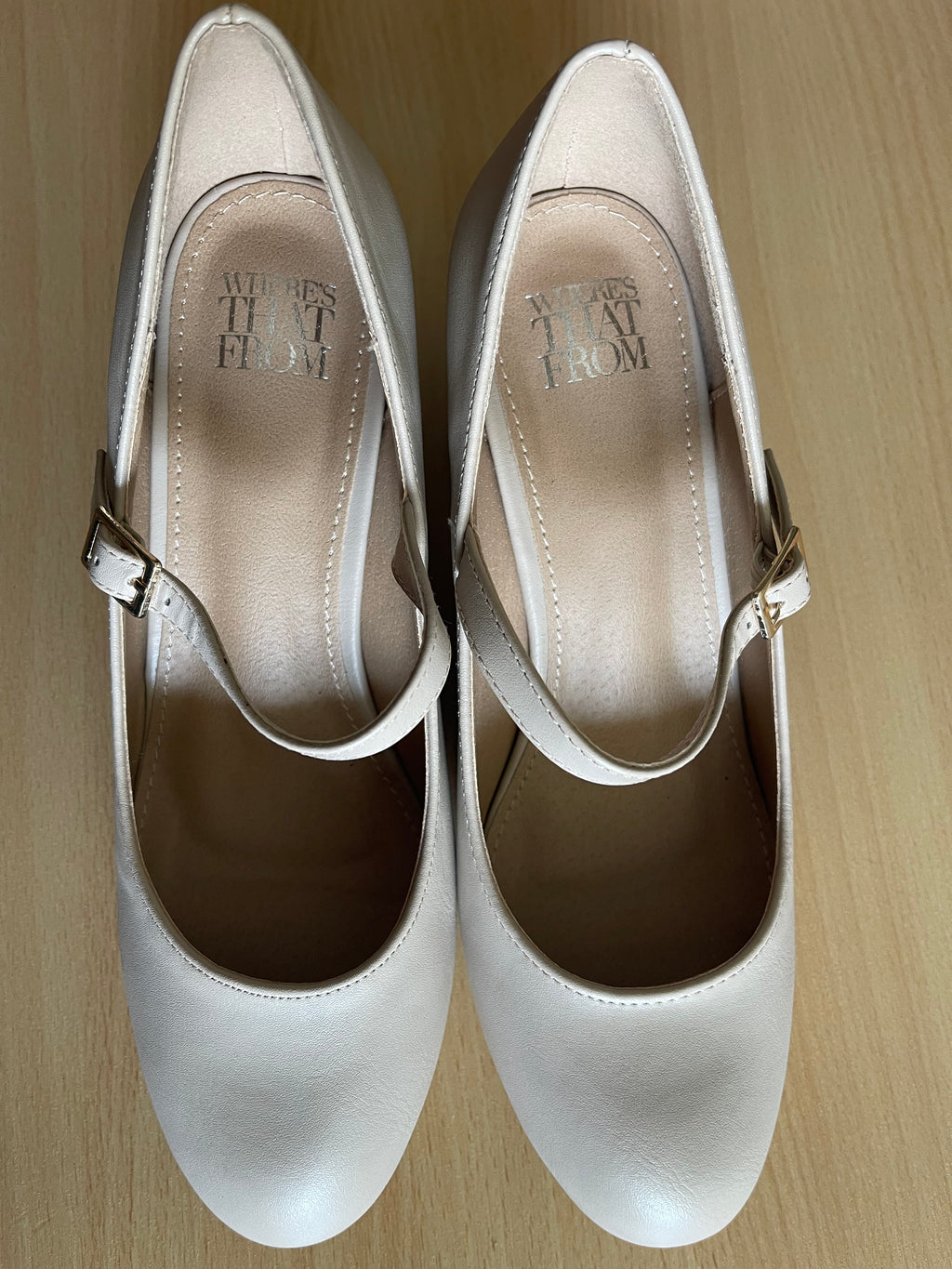 Elegant women’s cream heels with a rounded toe and adjustable ankle strap. 👠