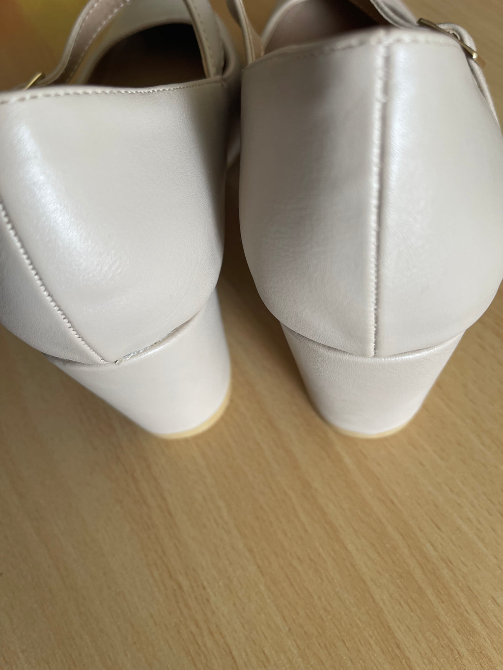 Elegant women’s cream heels with a rounded toe and adjustable ankle strap. 👠
