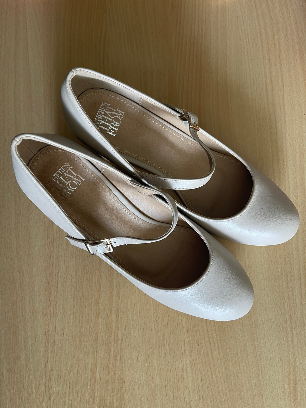 Elegant women’s cream heels with a rounded toe and adjustable ankle strap. 👠
