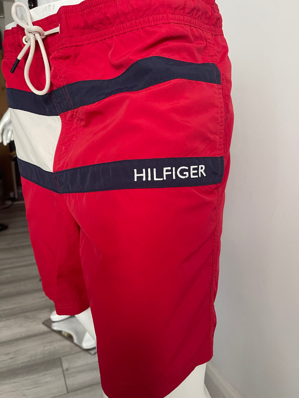 Tommy Hilfiger Men’s Red Shorts With Pockets – Size M 🔥