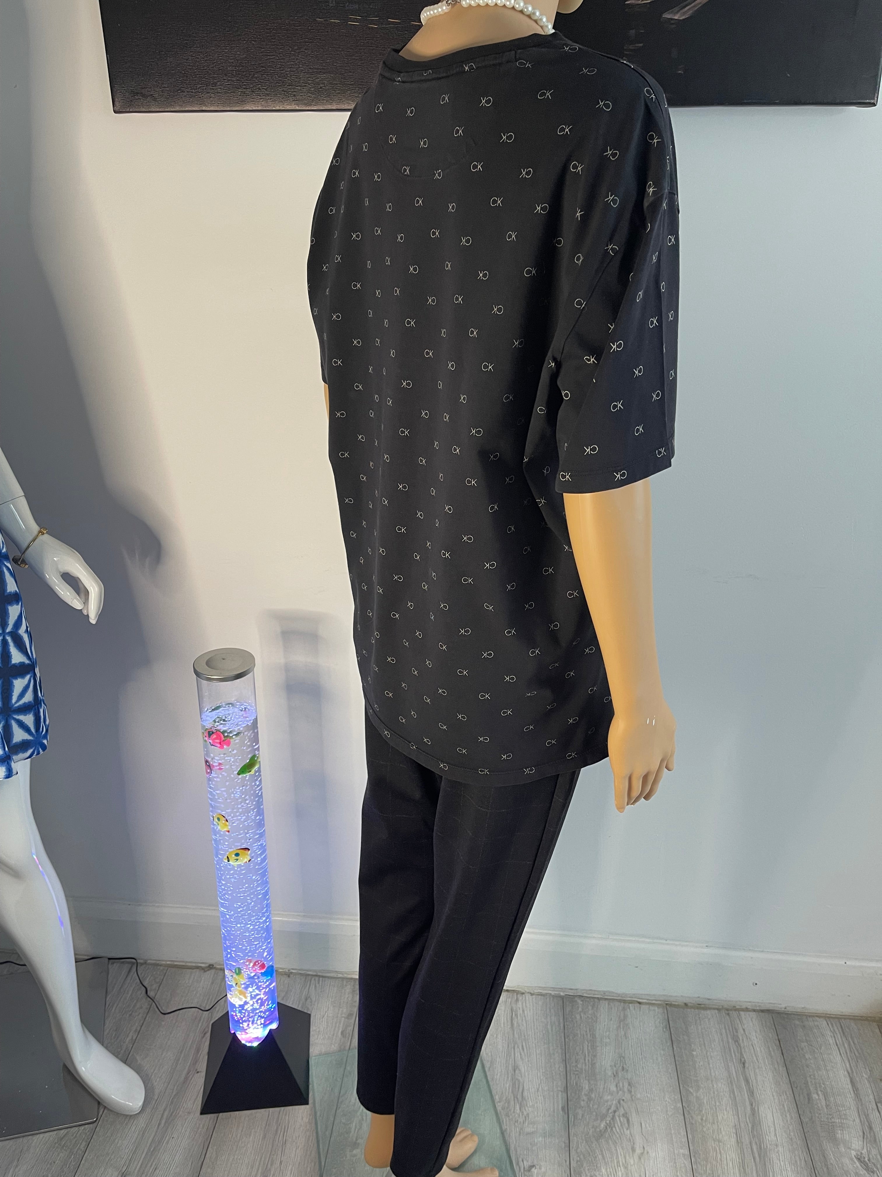 🖤✨ CALVIN KLEIN OUTFIT SET ✨🖤
👚 Designer CK Top + Elegant Black Trousers 👖
💎 Stylish Smart-Casual Look 💎