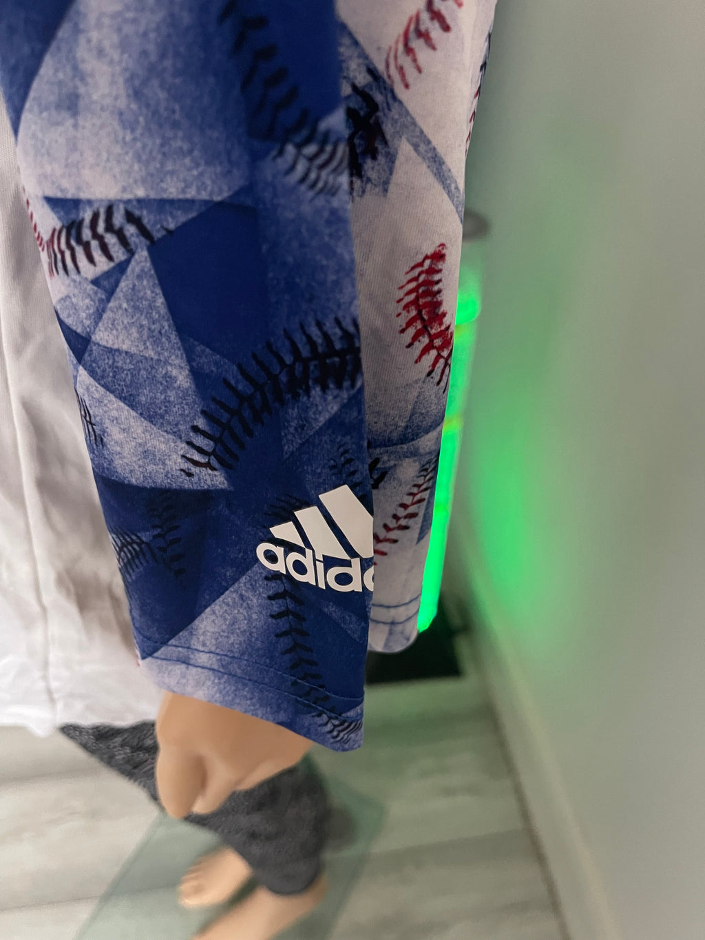 Adidas Baseball Style Top – Size L ✨