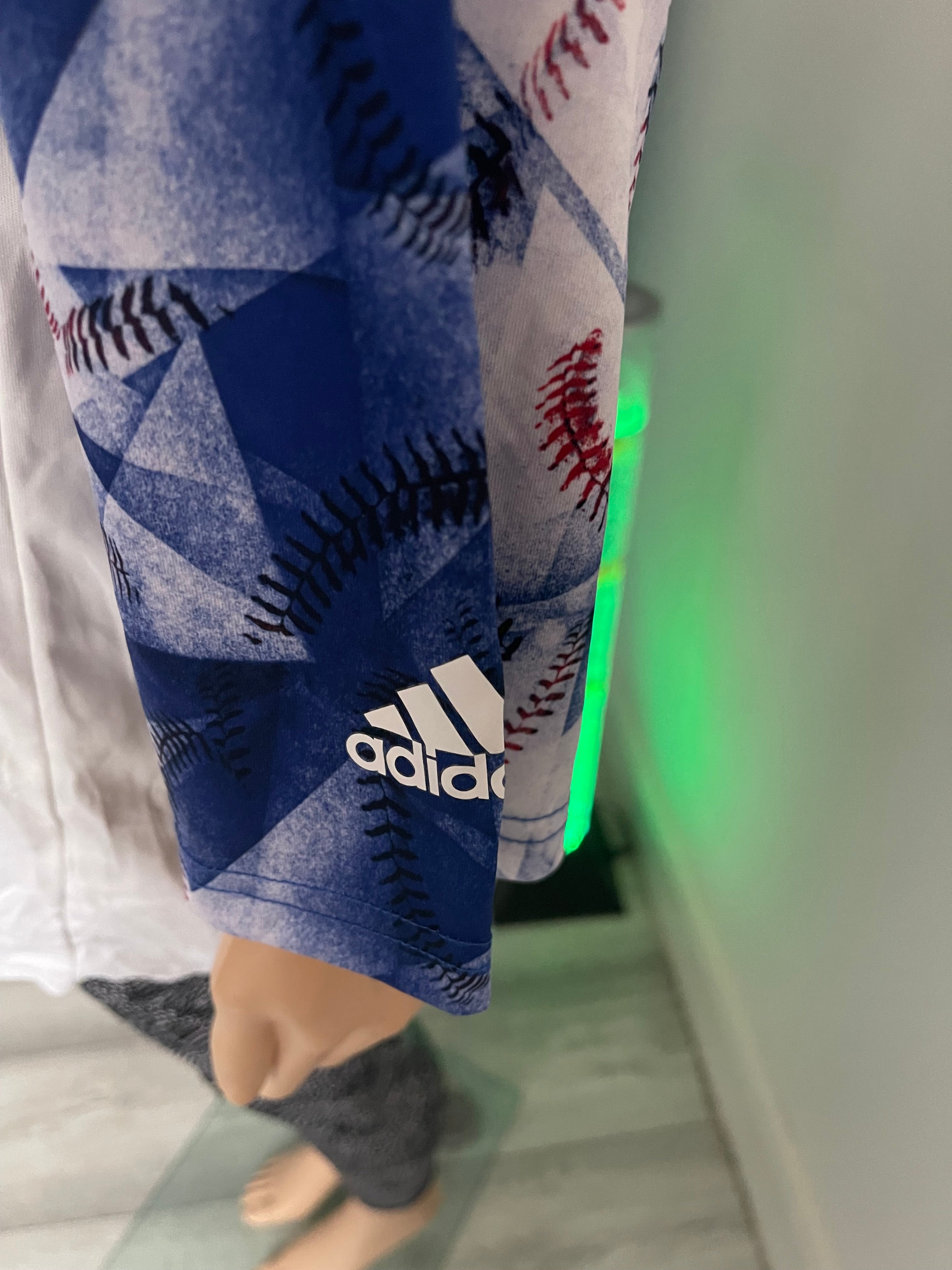 Adidas Baseball Style Top – Size L ✨