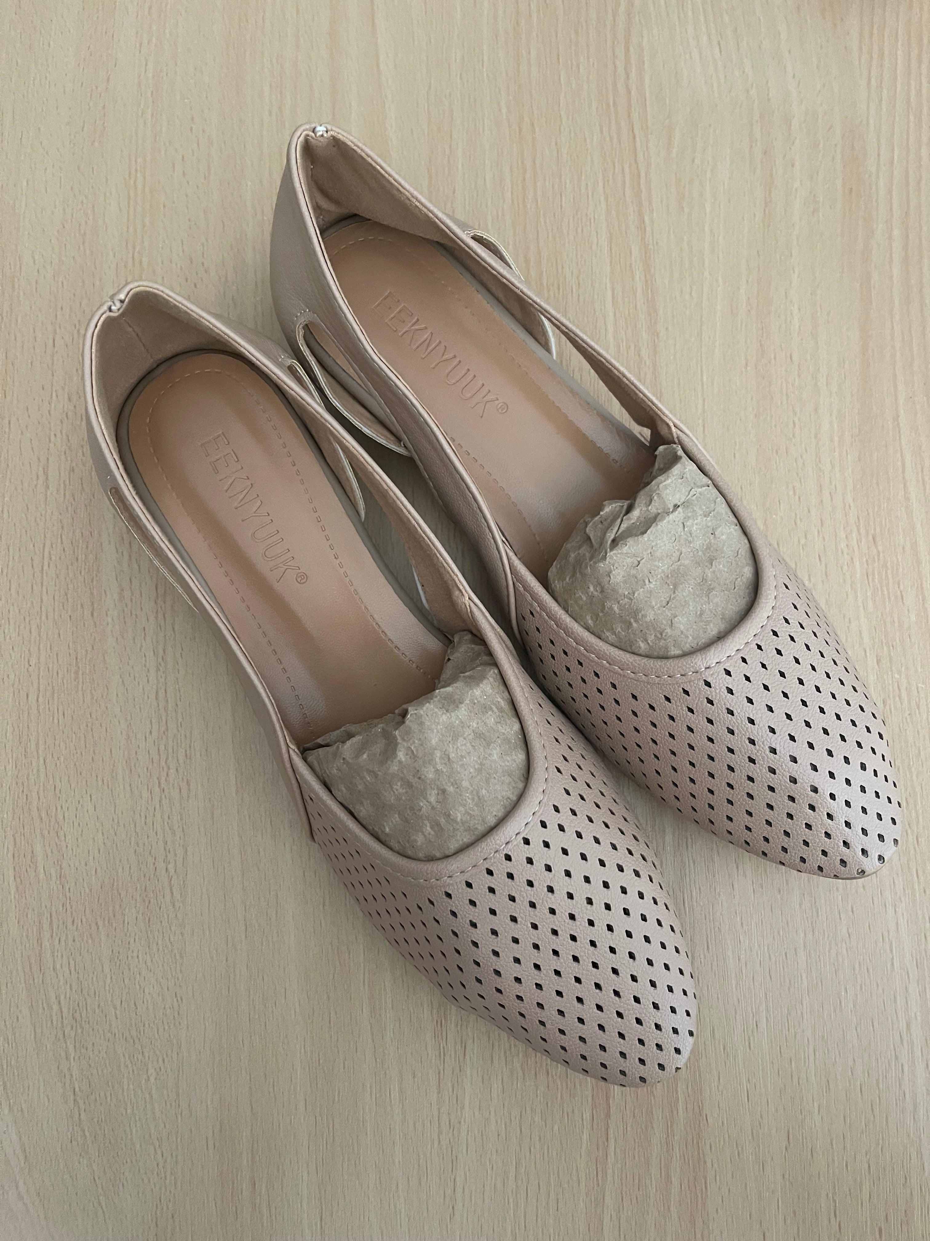 EEKNYUUK Women’s Beige Perforated Flats – EU 40 – New